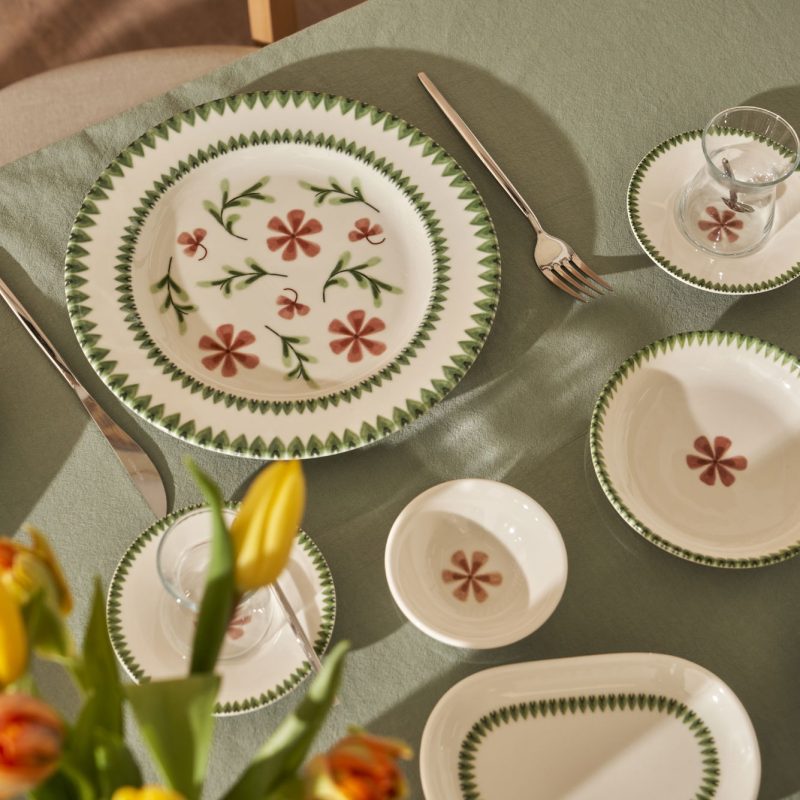 Flowers  44 Piece Dinnerware and Breakfastware Set - Image 4