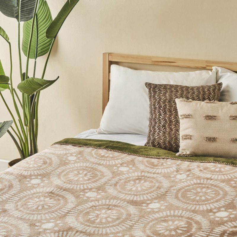 Oriane Double Blanket - Image 3