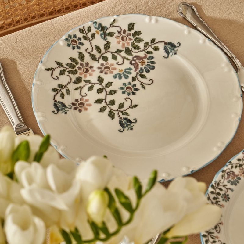 Vintage 50 Piece Table Set - Image 5